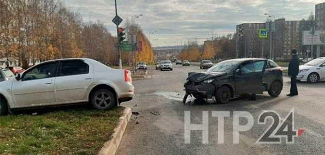 В Нижнекамске 53-летний водитель устроил ДТП, пролетев перекресток на "красный" - и оказался без сознания в больнице