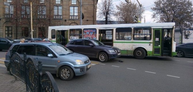 В Ярославле 3 нелепых аварии перекрыли движение целого перекрестка - появилось видео с места ДТП