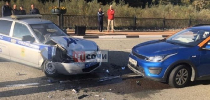 В Сочи водитель каршерингового авто влетел в патрульную машину