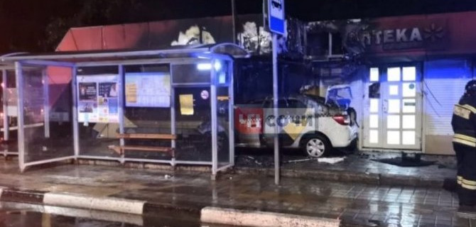 В Сочи резко остановившееся такси вылетело на тротуар и сбило сержанта полиции