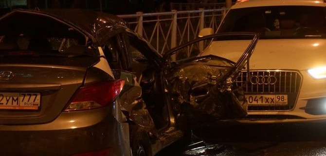 В Санкт-Петербурге каршеринговый автомобиль столкнулся с маршруткой - два человека погибло
