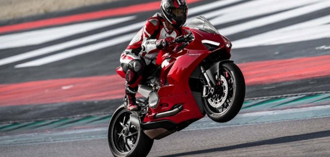 Фирма Ducati представила новый спортбайк