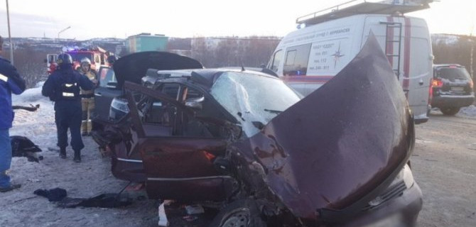 Под Североморском авария с пассажирским автобусом: пассажирка вылетела в окно, но выжила, в легковом автомобиле - двое погибших