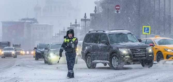 Московских автомобилистов попросили ездить в метро