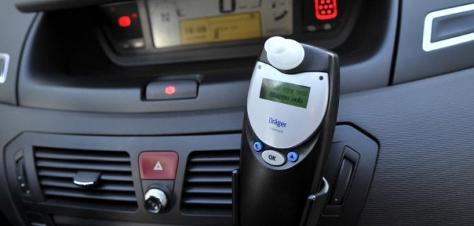 В Европе планируют оснастить автомобили алкотестерами