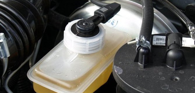 Что такое тормозная жидкость? Почему это важно?