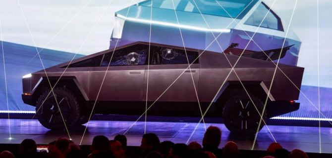 Пикапу Tesla Cybertruck разбили стекла прямо на презентации