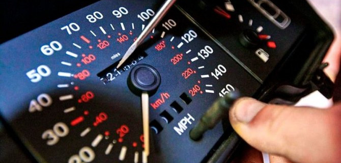 Стало известно, какие подержанные машины чаще продают со «скрученным» пробегом