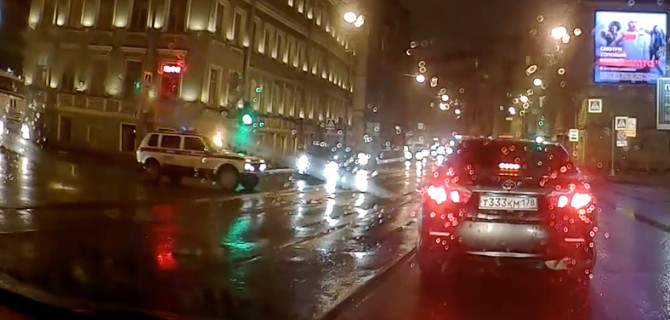 В Санкт-Петербурге водитель на «Ладе» протаранил колонну автозаков