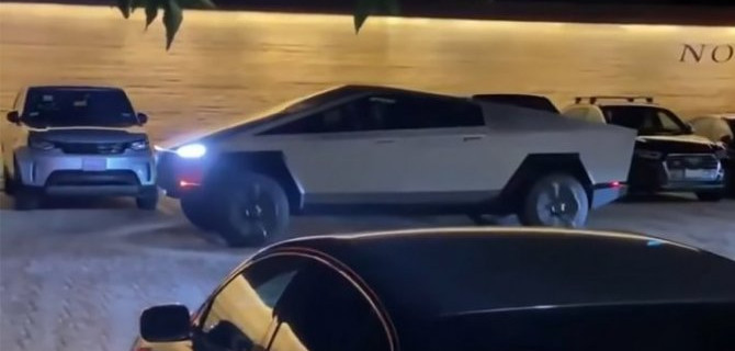 Илон Маск попал в ДТП