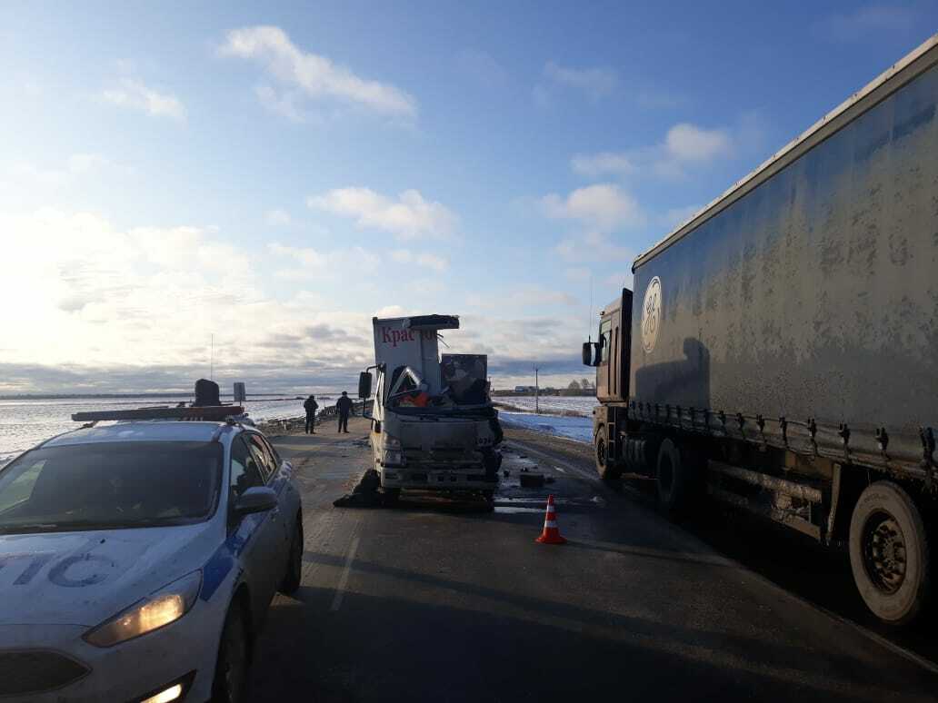 Водитель грузовика погиб в ДТП в Тюменской области (2)
