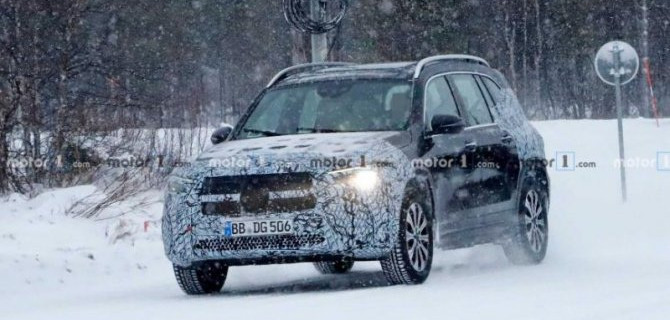 Электрокроссовер Mercedes-Benz EQB выехал на дорожные испытания