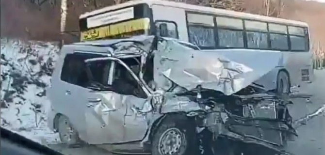 Два человека погибли в ДТП с автобусом в Приморье
