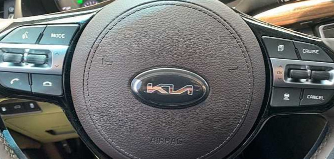 Новый логотип KIA показали прямо на автомобиле