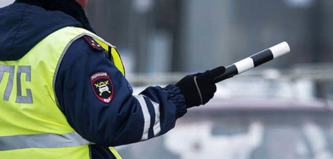 В Петербурге на водителя завели уголовное дело за попытку сломать палец сотруднику ГИБДД