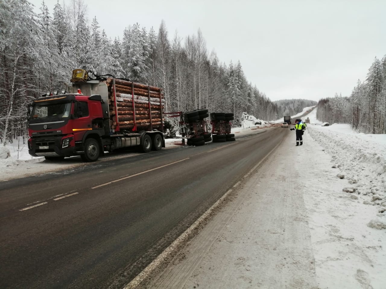 В ДТП с лесовозом в Карелии погиб человек (2)