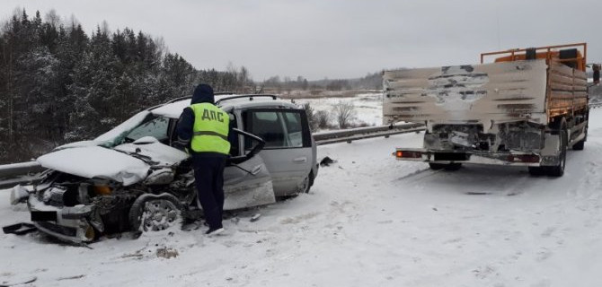 В ДТП с КамАЗом под Нижним Тагилом погиб человек