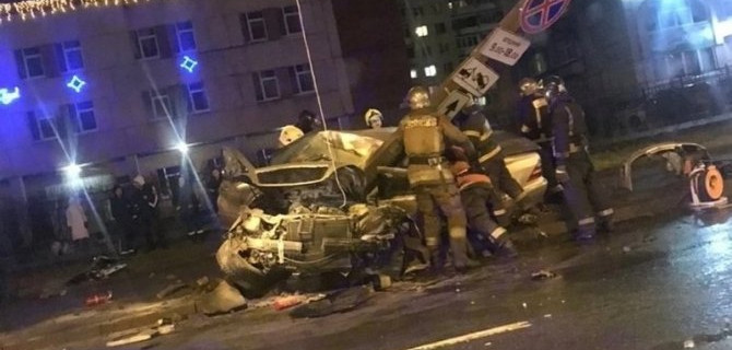 В Петербурге Mercedes врезался в столб – погиб человек