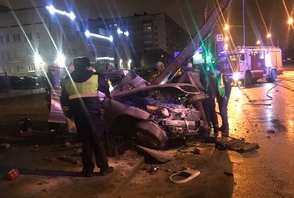 В Петербурге Mercedes врезался в столб – погиб человек (2)