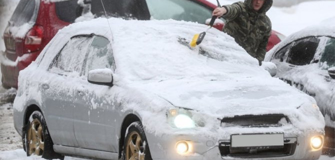 «Между нами тает лёд…»: как правильно очищать лобовое стекло