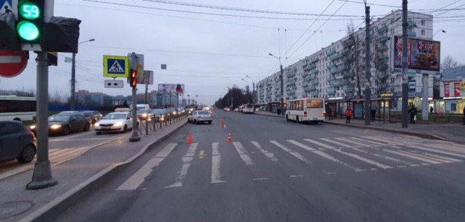 В Петербурге машина сбила на переходе двух человек