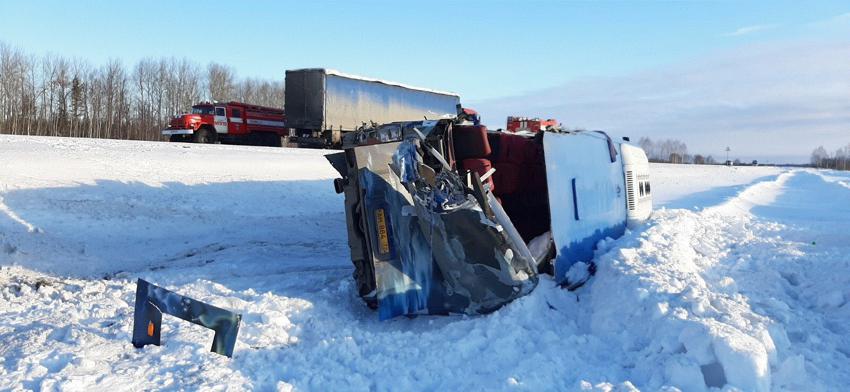 В Тобольском районе в ДТП попал автобус (2)