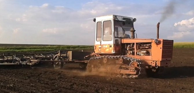 Гусеничный трактор Т-4А — техника из 70-х, которая до сих пор на ходу
