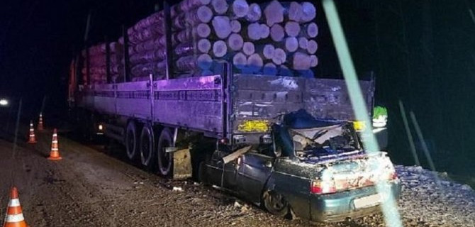 В ДТП с лесовозом в Костромской области погибли четыре человека
