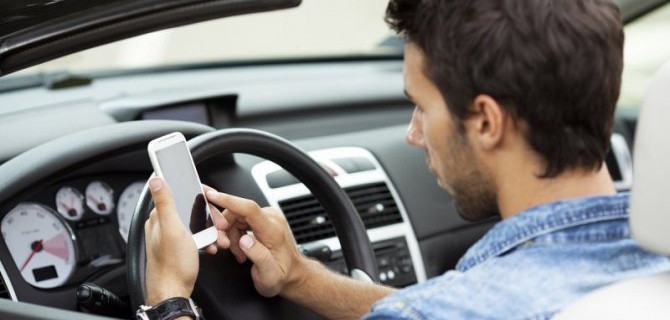 Госдума предложила полностью запретить использование гаджетов за рулём