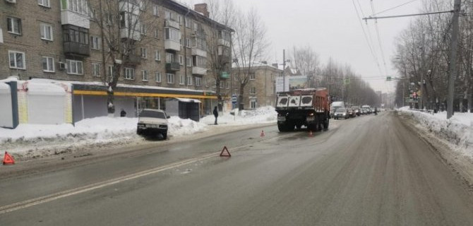 Двое детей пострадали в ДТП с грузовиком в Новосибирске