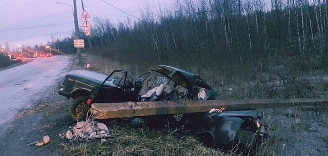 В Колпино ВАЗ врезался в столб – погиб пассажир