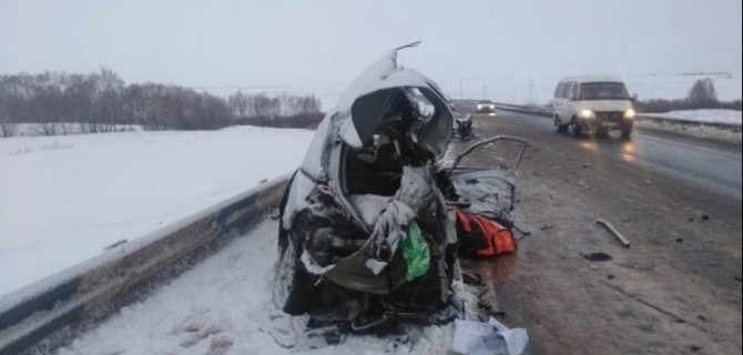 Два человека погибли в ДТП в Оренбургской области в результате столкновения "Ниссана" с большегрузом
