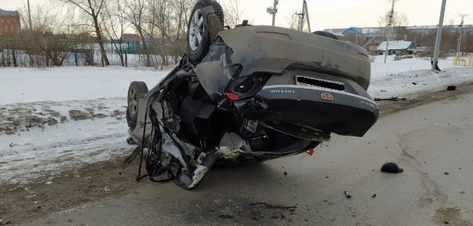 Два человека погибли в перевернувшейся машине под Омском
