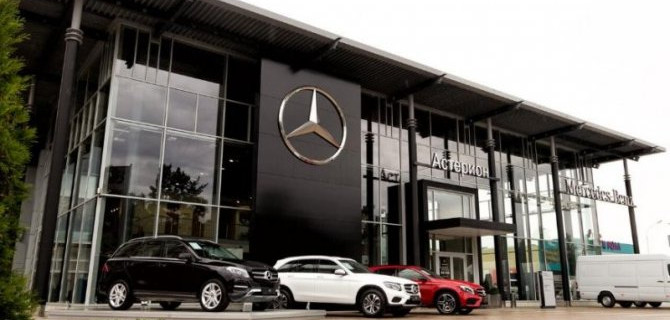 Падение рубля: в автосалонах начался ажиотаж