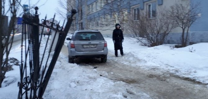 В Сургуте машина сбила группу людей на тротуаре