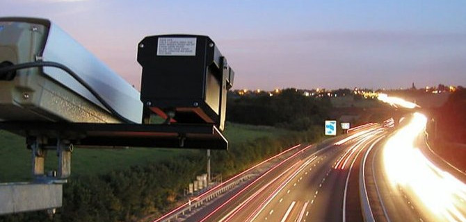 Дорожные камеры смогут определять, пристегнут ли водитель и говорит ли он по телефону