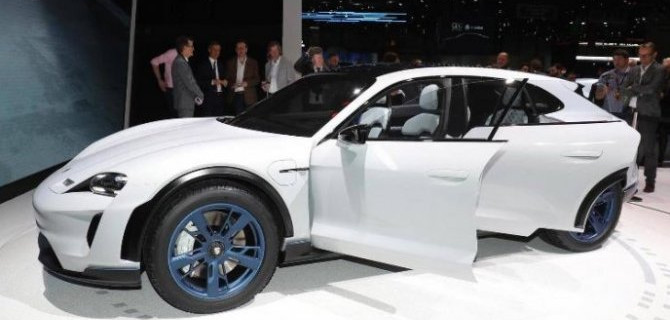 Электромобиль Porsche Taycan Cross Turismo появится в этом году