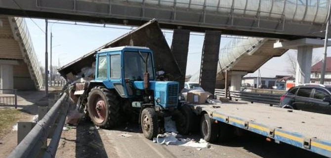 В Воронежской области столкнулись трактор и грузовик