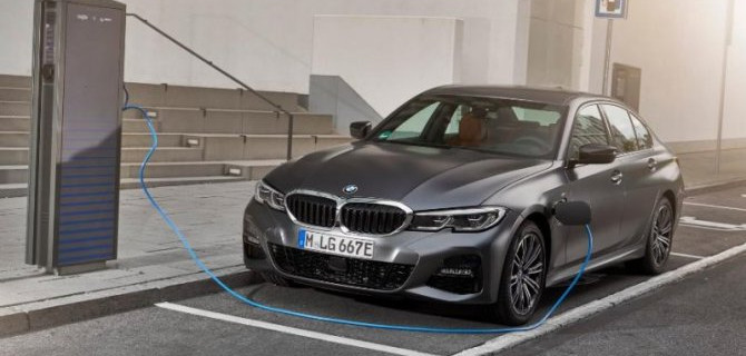 Названы цены гибридомобиля BMW 330e