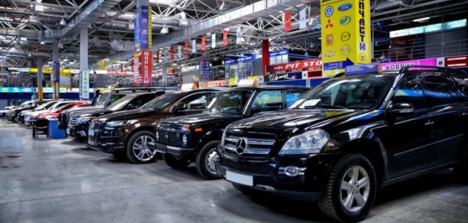 Падение рубля: в России может закрыться половина автосалонов