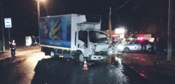 В Ленобласти в ДТП с легковушкой и двумя грузовиками погибло два человека