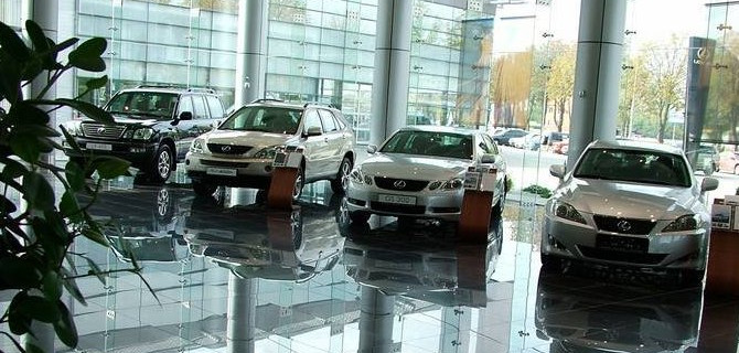 Автодилеры просят разрешить им снова продавать машины в дилерских центрах