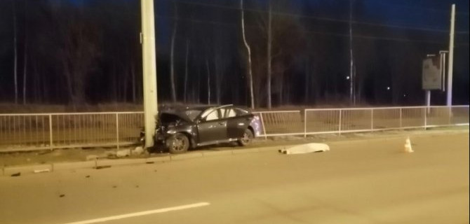 В Петербурге иномарка врезалась в столб – погиб водитель