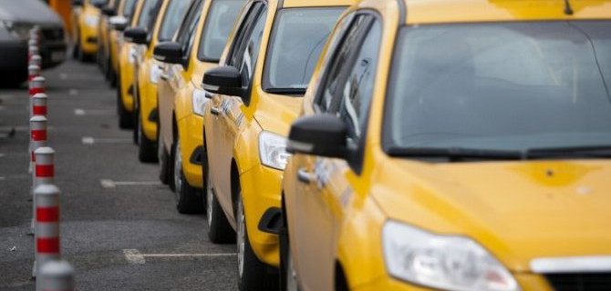 В Москве водителей будут отключать от агрегаторов, если маршрут поездки не соответствует указанному в спецпропуске пассажира