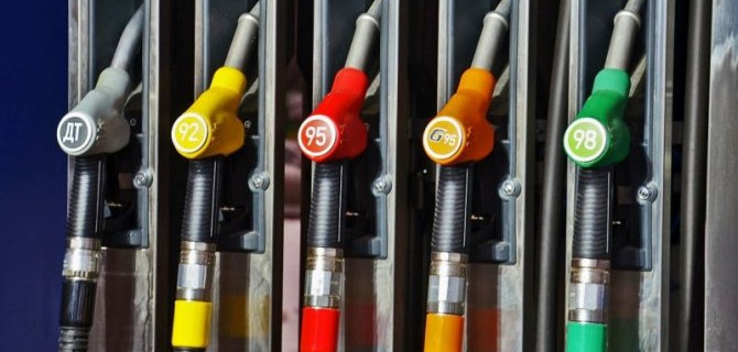 Пандемия: в России продолжает дешеветь горючее