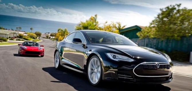 Электромобили Tesla смогут сами искать свободные парковки