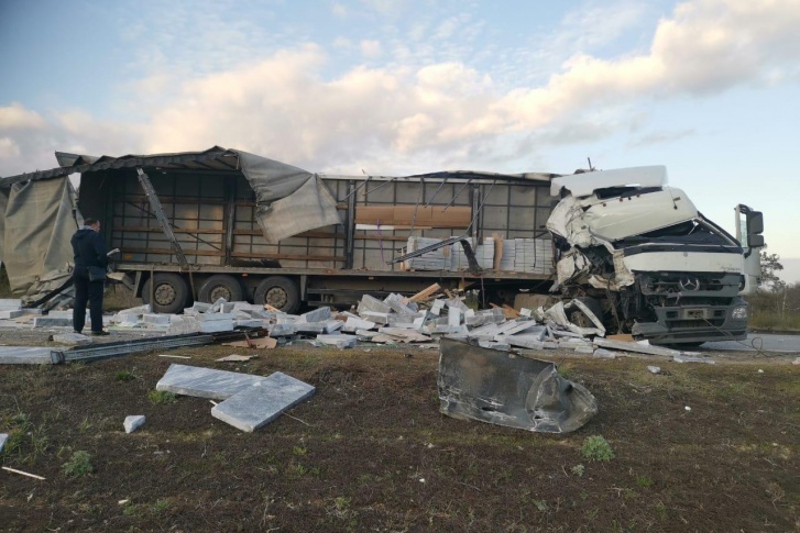 В ДТП с грузовиками в Волгоградской области погибли два человека (2)