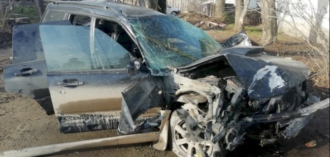 В Екатеринбурге иномарка врезалась в дерево – погиб пассажир