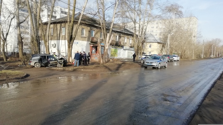 В Екатеринбурге иномарка врезалась в дерево – погиб пассажир (2)