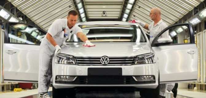 Пандемия: в Европе возобновляется выпуск автомобилей
